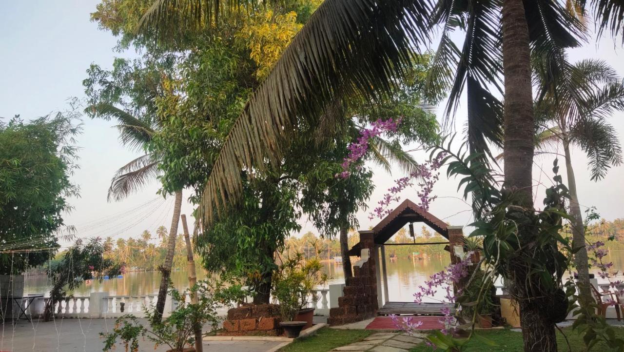 Ambadi'S Villa -Lake View Resort Pallipuram Exterior photo