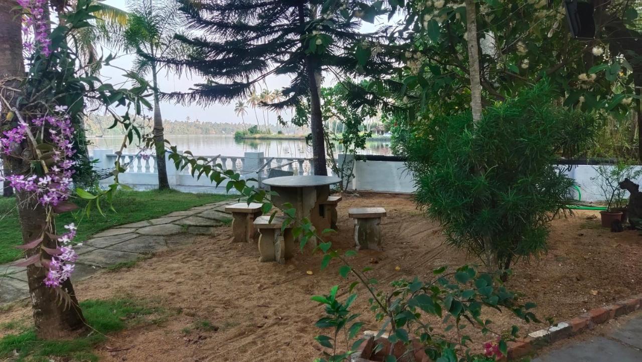 Ambadi'S Villa -Lake View Resort Pallipuram Exterior photo