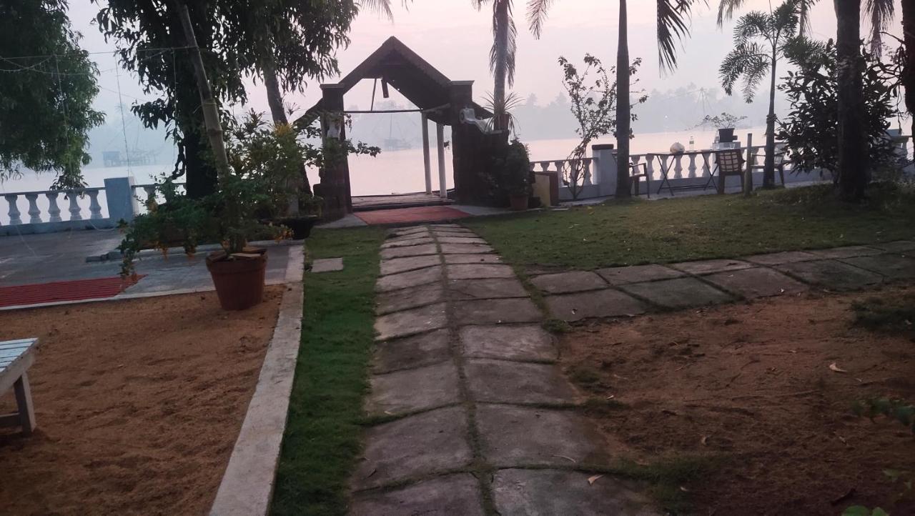 Ambadi'S Villa -Lake View Resort Pallipuram Exterior photo