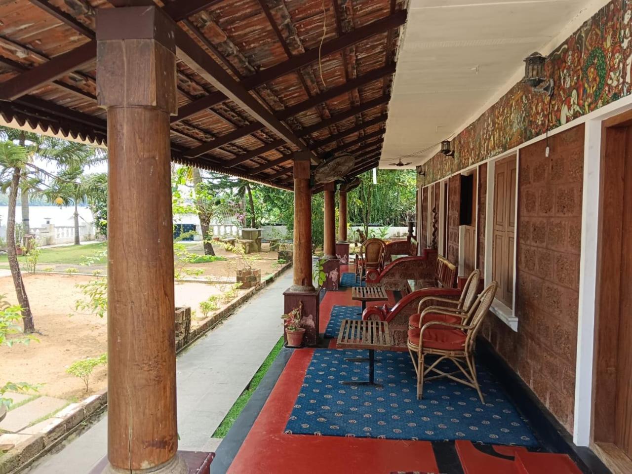 Ambadi'S Villa -Lake View Resort Pallipuram Exterior photo