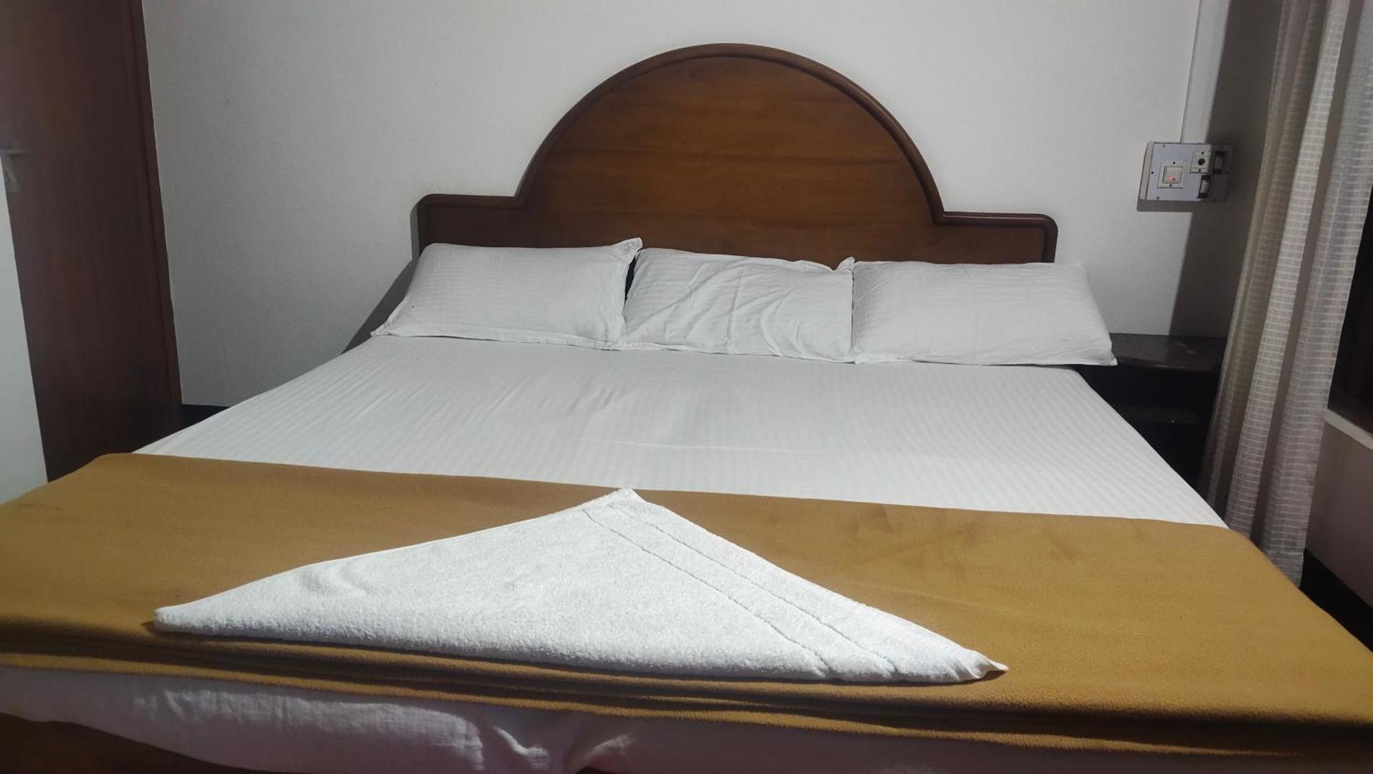 Ambadi'S Villa -Lake View Resort Pallipuram Room photo
