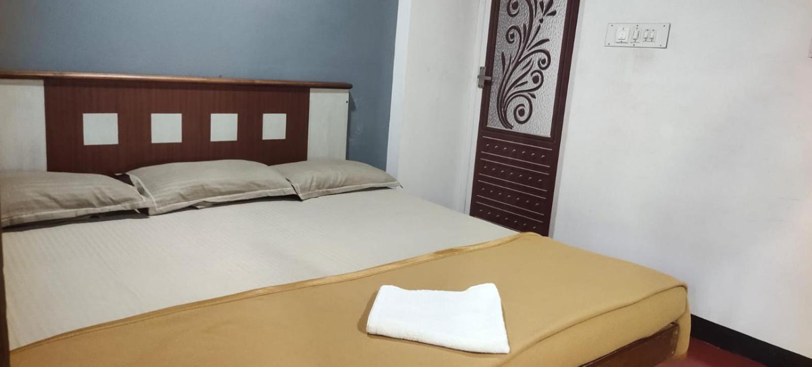 Ambadi'S Villa -Lake View Resort Pallipuram Exterior photo